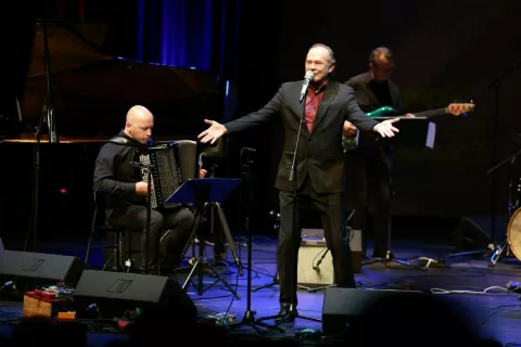 Najboljši šanson leta 2025 je skladba Zrcalo družbe, ki jo je napisal in izvedel Jure Ivanušič z zasedbo Nordunk. / Foto: Adrian Pregelj / Rtv Slovenija