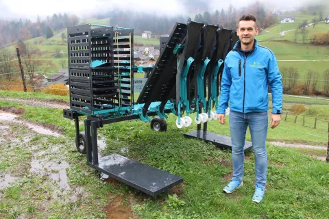 Aleš Čadež ob sadilniku Lavrih Field Planter / Foto: Cveto Zaplotnik