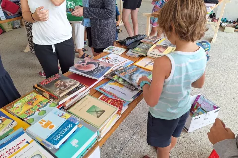 Otroci so bili posebno navdušeni nad pestro ponudbo knjig / Foto: Marjana Ahačič