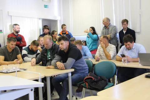 Nedavno sejo sveta KGZS-OE Kranj so spremljali tudi kmetje, ki se zanimajo za zakup državnih kmetijskih zemljišč. / Foto: Cveto Zaplotnik