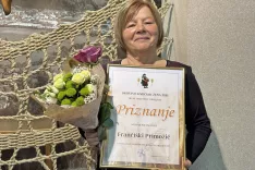 Predsednica Frančiška Primožič z društvenim priznanjem v rokah / Foto: Tanja Mlinar