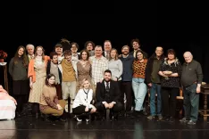 Na Loškem odru: skupinska slika sodelujočih v predstavi na eni zadnjih vaj pred sredino premiero. Matija Milčinski je tretji z leve. / Foto: Aljaž Hafner