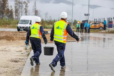 Uskladitev zneskov olajšav in dohodninske lestvice bo vplivala na neto plače zaposlenih. Slika je simbolična. / Foto: Tina Dokl
