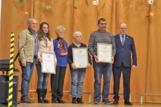 Prejemniki priznanj Kulturnega in turističnega društva Pod krivo jelko Duplje – manjka predstavnik družine Žun – s predsednikom društva Rudijem Dovžanom (levo) in županom Ivanom Megličem (desno). / Foto: Jože Košnjek