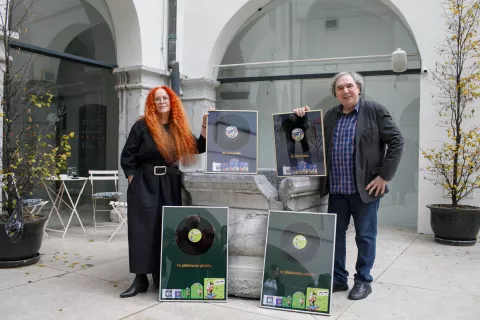 Neca Falk in Jerko Novak na podelitvi zlatih in platinast plošč za projekta Maček Muri, Muca Maca in Mačji Sejem. Ljubljana, 18. 11. 2025 / Foto: Matic Zorman