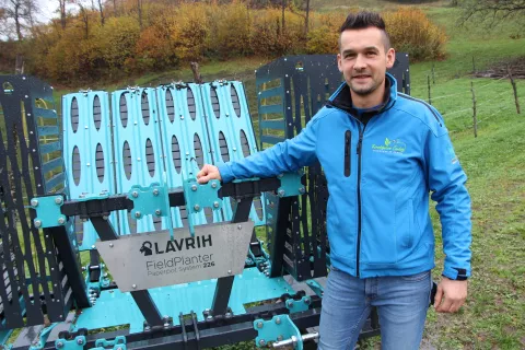 Aleš ob traktorskem sadilcu Lavrih Field Planter, s katerim lahko v eni uri posadijo od 30 do 50 tisoč sadik / Foto: Cveto Zaplotnik