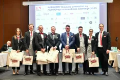 Sedem jih je nastopilo v polfinalu: Simona Česen, Špela Simoneta, Miralem Junuzović, Matic Romšak, Anže Repovž, Miha Pate in Martin Kobal. na fotografiji je prisoten tudi Valentin Bufolin (skrajno desni), predsednik društva Sommelier Slovenije in obenem predsednik ocenjevalnih komisij strokovnega dela tekmovanja. / Foto: Arhiv Tekmovanja (Peter Irman)