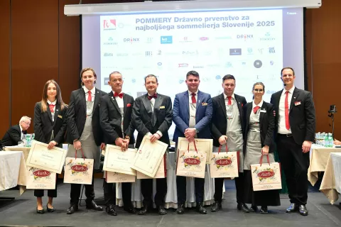 Sedem jih je nastopilo v polfinalu: Simona Česen, Špela Simoneta, Miralem Junuzović, Matic Romšak, Anže Repovž, Miha Pate in Martin Kobal. na fotografiji je prisoten tudi Valentin Bufolin (skrajno desni), predsednik društva Sommelier Slovenije in obenem predsednik ocenjevalnih komisij strokovnega dela tekmovanja. / Foto: Arhiv Tekmovanja (Peter Irman)