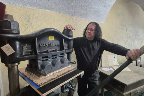 Bojan Bešter ob tiskarskem stroju / Foto: Igor Kavčič