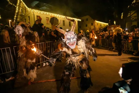 Parkeljni strašili staro in mlado