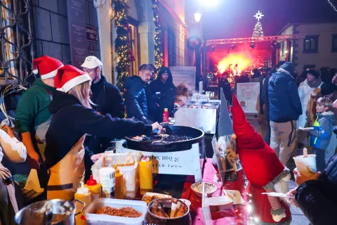 prižig lučk, Miklavžev sejem Radovljica / Foto: Tina Dokl