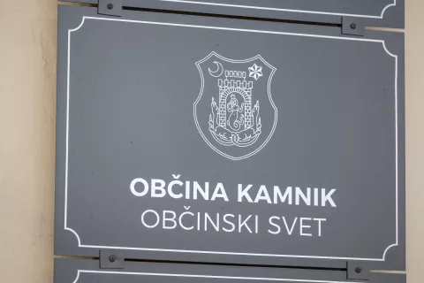 Simbolična fotografija občina KamnikObčinska stavba napis Občinski svet / Foto: Nik Bertoncelj