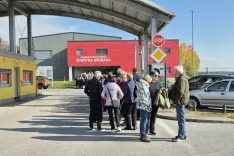 Udeležba na množičnem cepljenju proti gripi, covidu-19 in pnevmokoku oziroma bakterijski pljučnici, ki ga je ZD Kranj sredi novembra izvedel v kranjski voja&scaron;nici, je bila nad pričakovanji. V osmih urah je bilo cepljenih dva tisoč oseb. / Foto: Simon &Scaron;ubic