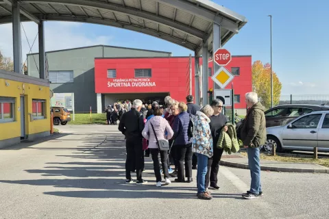 Udeležba na množičnem cepljenju proti gripi, covidu-19 in pnevmokoku oziroma bakterijski pljučnici, ki ga je ZD Kranj sredi novembra izvedel v kranjski voja&scaron;nici, je bila nad pričakovanji. V osmih urah je bilo cepljenih dva tisoč oseb. / Foto: Simon &Scaron;ubic