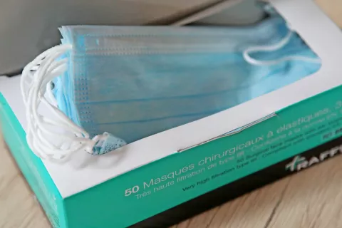 Pri zadrževanju na zaprtem javnem kraju (npr. v trgovini z živili, na banki, po&scaron;ti) je ob upo&scaron;tevanju ohranjanja varne razdalje do drugih oseb po novem obvezna uporaba za&scaron;čitne maske ali druge oblike za&scaron;čite ustnega in nosnega predela (&scaron;al, ruta ali podobne oblike za&scaron;čite), ki prekrije nos in usta, ter za&scaron;čitnih rokavic. / Foto: Gorazd Kavčič / Foto: 