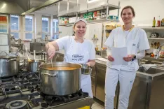 Sabina Uranič manj&scaron;a vodja kuhinje in Polona Zor dietetičarka BGP bolni&scaron;nica za ginekologijo in porodni&scaron;tvo porodni&scaron;nica Kranj / Foto: Tina Dokl