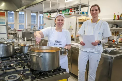 Sabina Uranič manj&scaron;a vodja kuhinje in Polona Zor dietetičarka BGP bolni&scaron;nica za ginekologijo in porodni&scaron;tvo porodni&scaron;nica Kranj / Foto: Tina Dokl
