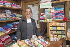 Katarina Strojan v svoji trgovinici v domači hi&scaron;i / Foto: &Scaron;pela &Scaron;imenc