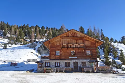 Koča Vallandro, kjer imajo odličen &scaron;trudelj. / Foto: Jelena Justin