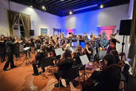 Združeni orkester učencev godal kranjske in zagreb&scaron;ke glasbene &scaron;ole je nastopil tudi v Vite&scaron;ki dvorani Križank. / Foto: Arhiv &scaron;ole