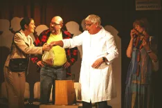 Tema igre se na duhovit način prepleta skozi dialog pacientov o zdravstvenih težavah, pravicah, prednostih in obravnavi pacienta samoplačnika v primerjavi s tistim, ki ima zgolj osnovno ali socialno zavarovanje. / Foto: Mladinsko Gledali&scaron;če Tržič