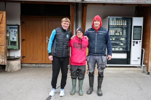 Jan Berlot, Nejc in Klemen Dolenc kmetija Dolenc Vrbnje občina Radovljica / Foto: Tina Dokl