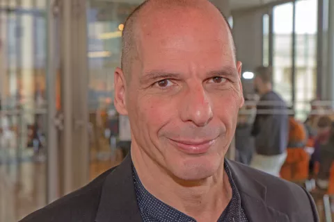 Gr&scaron;ki ekonomist, politik in publicist Janis Varufakis (rojen v Atenah 1961), fotografiran na neki konferenci v Berlinu, 13. aprila 2019. / Foto: Wikipedija