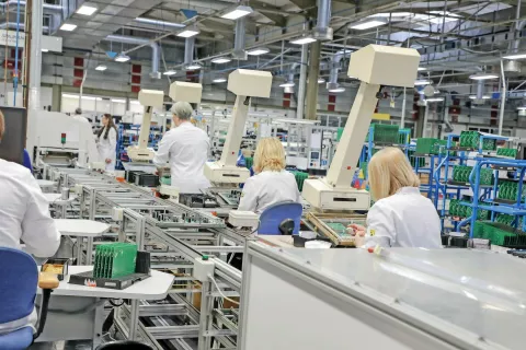 Največ povpra&scaron;evanja je po delavcih v proizvodnji, strojnikih, kovinarjih&nbsp;... (Fotografija je simbolična.) / Foto: Tina Dokl / Foto: 