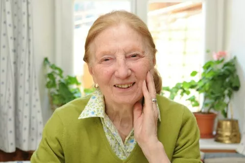 Milka Kriegl iz Zahomca, zapisovalka ziljskega govora. &raquo;Srce člove&scaron;ko je sveta stvar, ne žali ga nikdar,&laquo; so ji njeni star&scaron;i zabičali v otro&scaron;tvu. / Foto: Jože Ko&scaron;njek