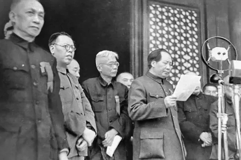 Kitajski voditelj Maozedong (desno) med razglasom ustanovitve Ljudske republike Kitajske, 1. oktobra 1949. Pod Maom je Kitajska &raquo;vstala&laquo; iz ponižanja. / Foto: Wikipedija