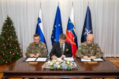 Podpis primopredajnega zapisnika (z leve: Bo&scaron;tjan Močnik, Borut Sajovic, Robert Glava&scaron;). / Foto: Arhiv Ministrstva, Petra Ap&scaron;ner