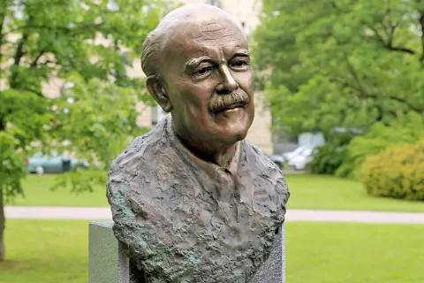 Kip Franceta Bučarja v Ljubljani je delo Gorenjca Metoda Frlica. / Foto: Spletni Vir