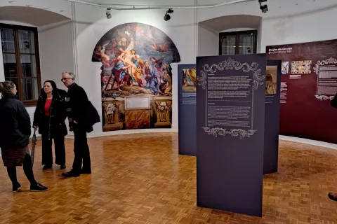 Razstava v okroglem stolpu lo&scaron;kega gradu predstavlja po mnenju poznavalcev eno najbolj&scaron;ih Quaglievih del. / Foto: Jure Ferlan