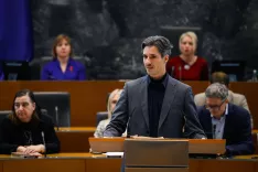 Luka Mesec po prestani interpelaciji ostaja minister za delo, družino, socialne zadeve in enake možnosti. / Foto: Anže Malovrh/sta