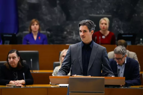 Luka Mesec po prestani interpelaciji ostaja minister za delo, družino, socialne zadeve in enake možnosti. / Foto: Anže Malovrh/sta