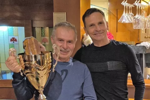 Tomo Kokalj je prejel prehodni pokal. / Foto: Slavko Zupanc