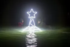 Božično drevo potopili v jezero