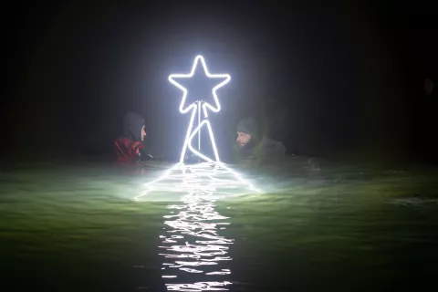 Božično drevo potopili v jezero