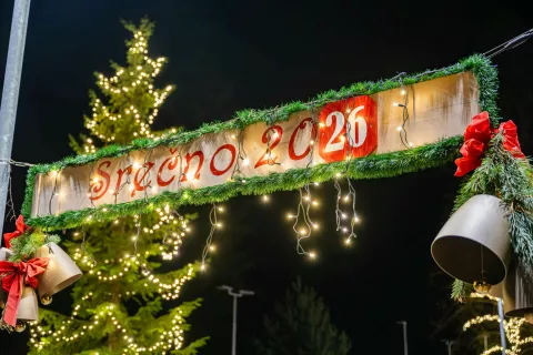 Simbolična fotografija napis Srečno 2025 / Foto: Nik Bertoncelj