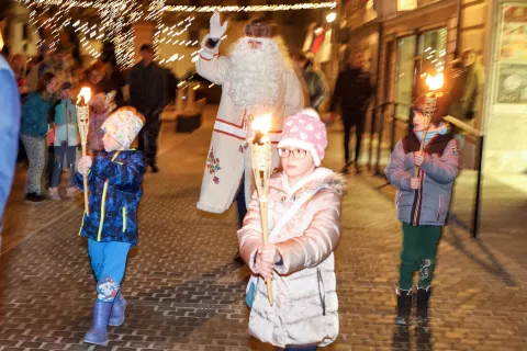 Festival Loka v snegu 2025 vo&scaron;čilo Ločanom Dedek Mraz / Foto: Tina Dokl