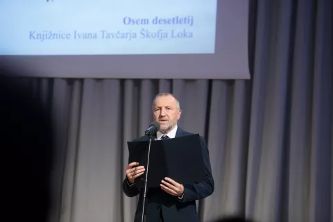 Ravnatelj knižnjice Ivana Tavčarja, Matjaž Eržen med nagovorom na počastitvi 80 let delovanja knjižnice Ivana Tavčarja v &Scaron;kofji Loki. &Scaron;kofja Loka, 3. 12. 2025 / Foto: Matic Zorman