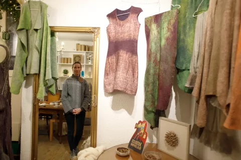 Izložbe domi&scaron;ljije, prodajne razstave umetnikov in rokodelcev. &Scaron;kofja Loka, 3. 12. 2025 / Foto: Matic Zorman