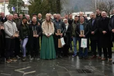 Skrbni lastniki gozdov skupaj z gostitelji in gosti na podelitvi priznanj v Tolminu/ Foto: ZGS / Foto: Zgs