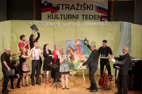 Gledali&scaron;ka ekipa Straži&scaron;ča je s komedijo Vaje zbora napolnila dvorano &Scaron;martinskega doma in jo držala v smehu do zadnjega aplavza. / Foto: Matic Zorman