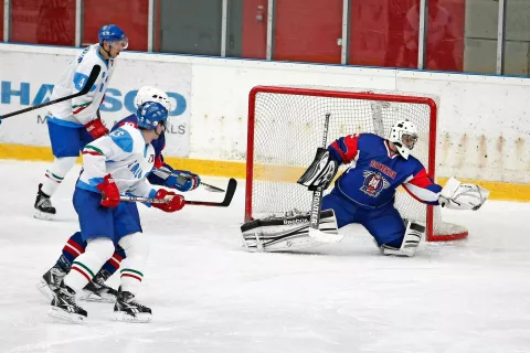 Mladi risi so odpor italijanske reprezentance (od tam tudi fotografija) strli &scaron;ele po streljanju kazenskih strelov, Francoze in Madžare pa so odpravili že po rednem delu. / Foto: Gorazd Kavčič / Foto: 
