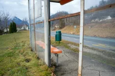 Uničena avtobusna nadstre&scaron;nica