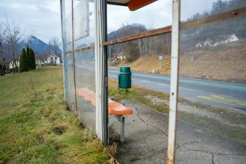 Uničena avtobusna nadstre&scaron;nica