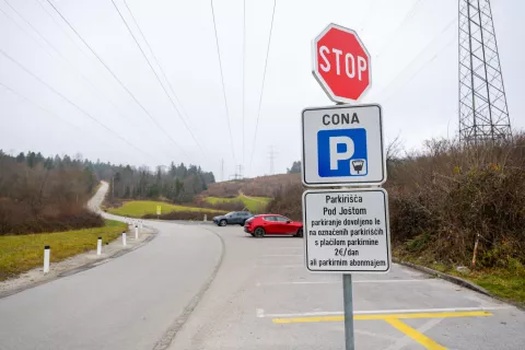 Plačljiva parkiri&scaron;ča pod Sv. Jo&scaron;tom v Kranju / Foto: Primož Pičulin