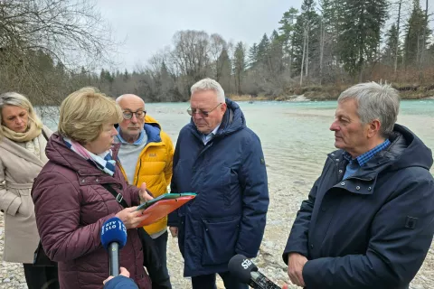 Predstavnica civilne iniciative Re&scaron;imo sotočje je ministru in županu predala peticijo in podpise podpore ohranitvi in za&scaron;čiti sotočja / Foto: Marjana Ahačič