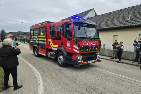 Velesovski gasilci imajo novo vozilo z vodo